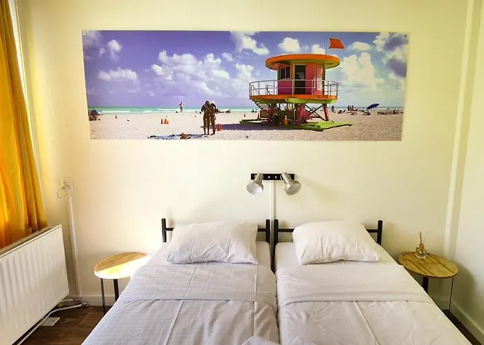 The Flying Pig Age 18 To 40 Hostel *