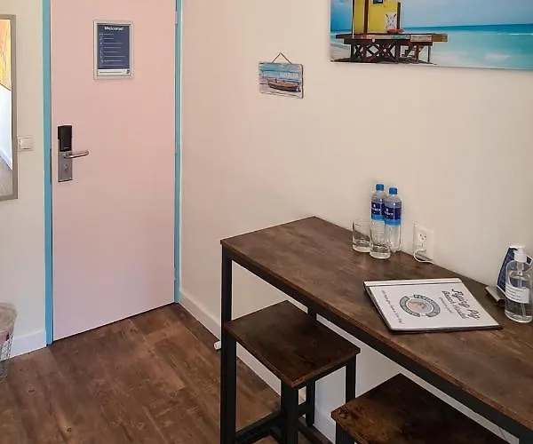 The Flying Pig Age 18 To 40 Hostel