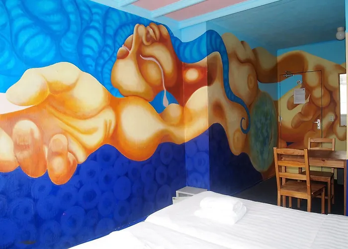 The Flying Pig Age 18 To 40 Hostel *